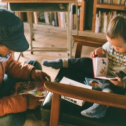 男木島図書館で本を読む親子の写真