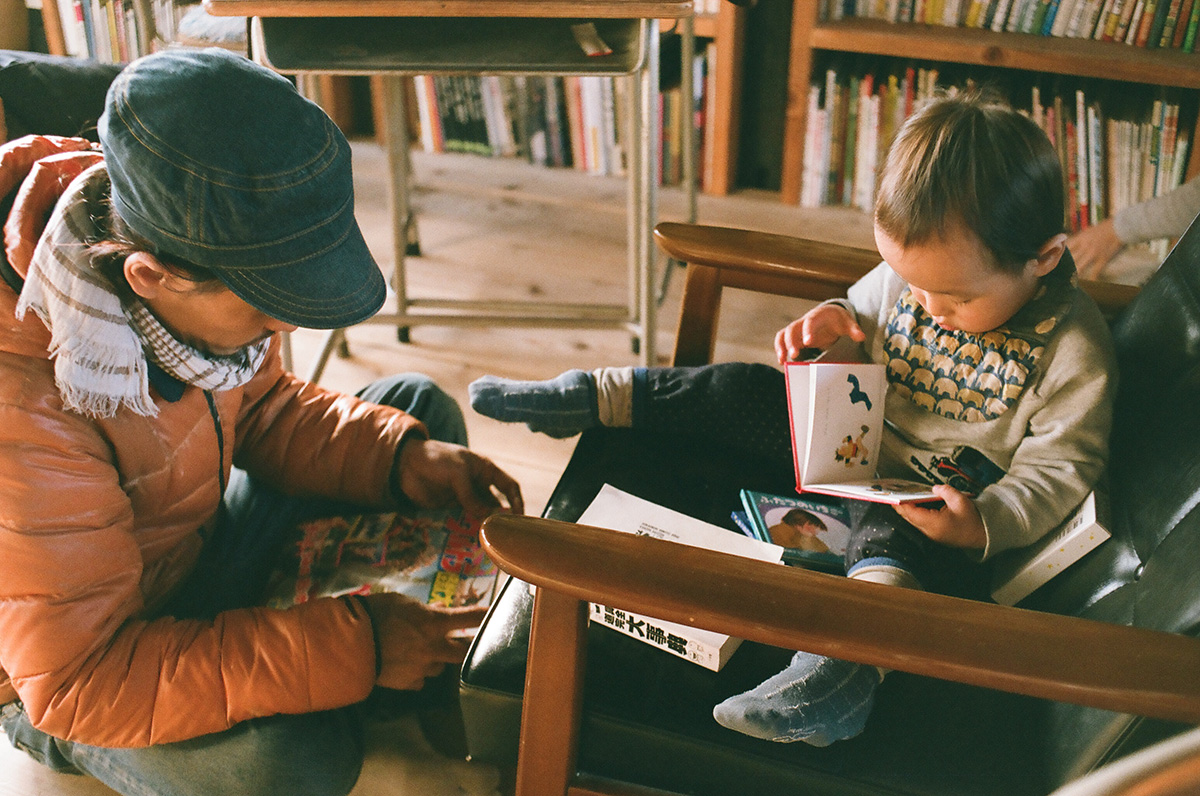 男木島図書館で本を読む親子の写真