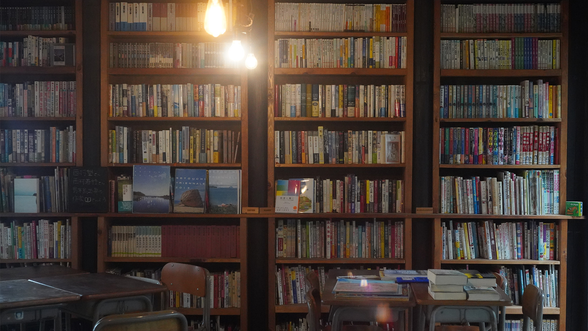 男木島図書館の本棚をヴァーチャル背景にどうぞ 男木島図書館 Ogijima Library